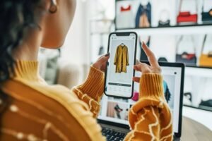 persona che naviga su un e commerce online