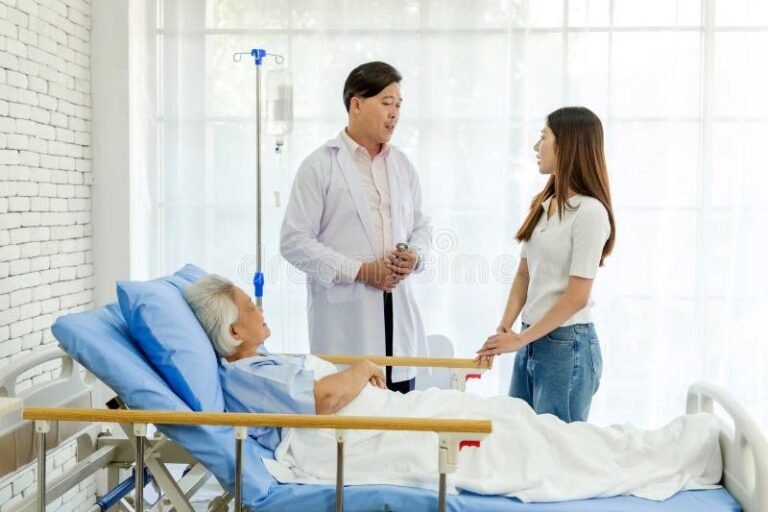 Cos’è la Polizza Invalidità Permanente da Malattia e Come Funziona 6 persona che riceve assistenza medica ospedaliera