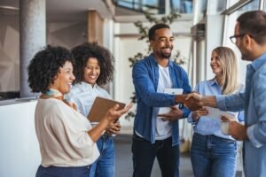 persona che stringe mani in ufficio moderno
