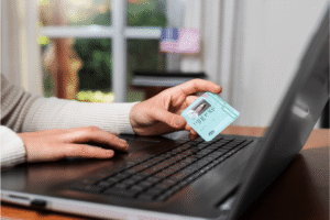 persona che studia finanza digitale su laptop