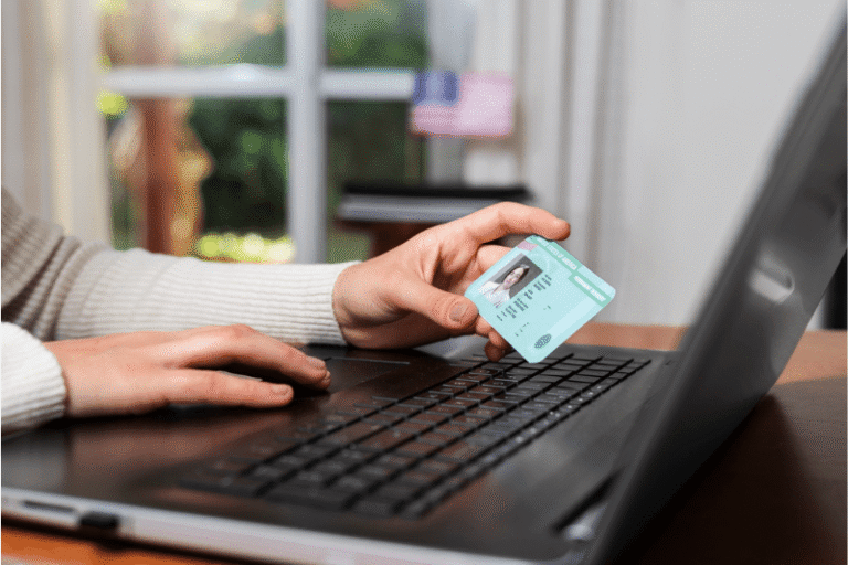 persona che studia finanza digitale su laptop