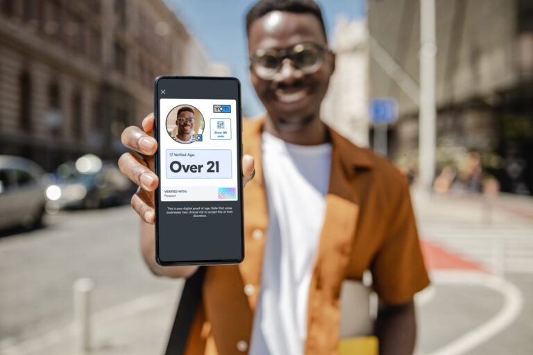 Quanto Tempo Occorre Per Ottenere Lo SPID In Modo Veloce 2 persona che usa smartphone per identita digitale