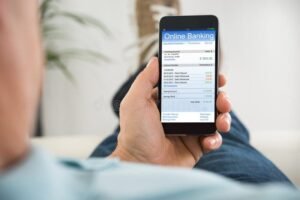 persona che usa smartphone per internet banking