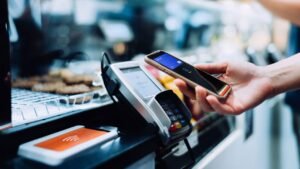 persona che usa smartphone per pagamento digitale