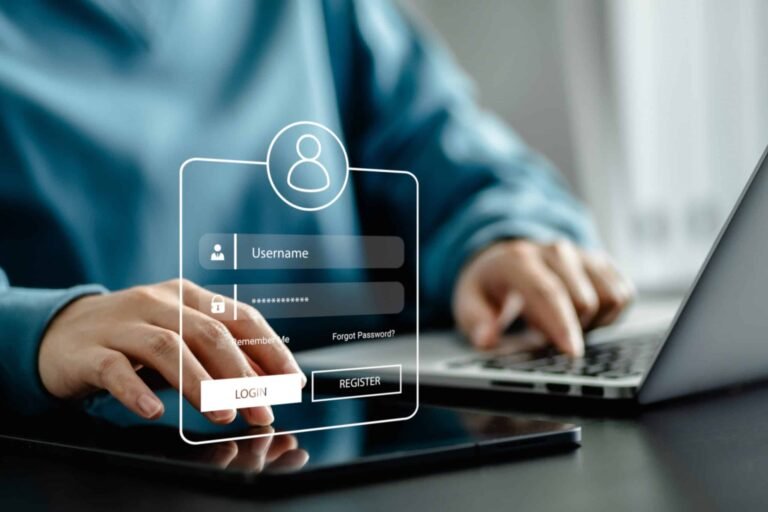 persona che utilizza computer con schermata di login