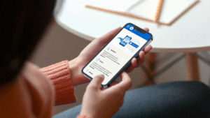 persona che utilizza smartphone con spid