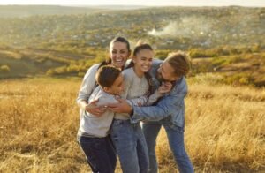 persona felice che abbraccia famiglia serena