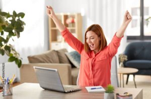 persona felice che lavora da casa al computer
