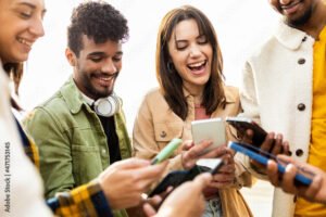 persona felice che usa smartphone e social