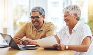 persona felice con documenti finanziari e prestito