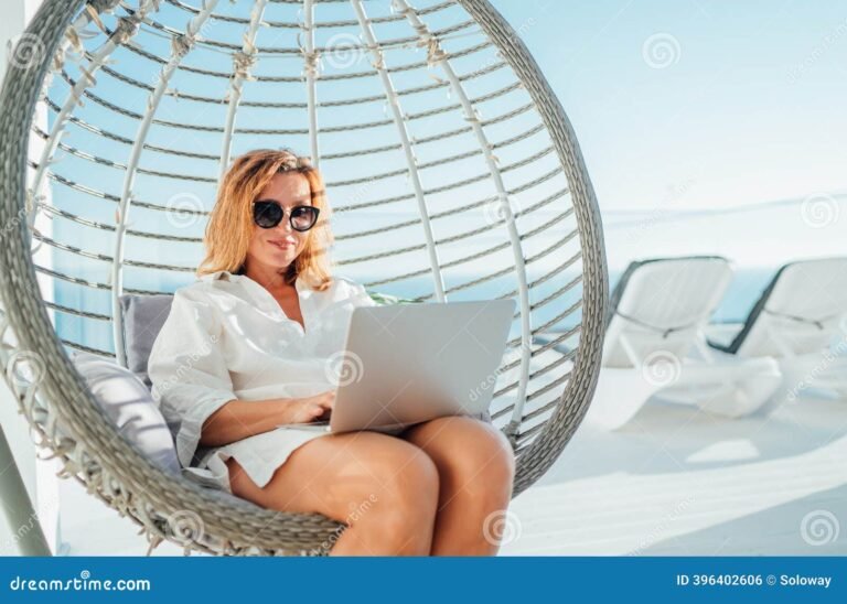 persona felice con laptop e mappa modica