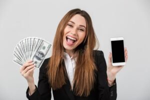 persona felice con smartphone e soldi contanti