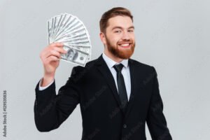 persona felice con soldi in mano