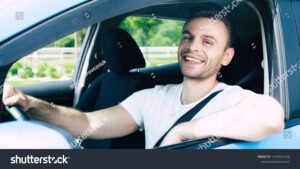 persona felice guida auto nuova urbana