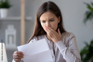 persona preoccupata con documento mutuo bancario