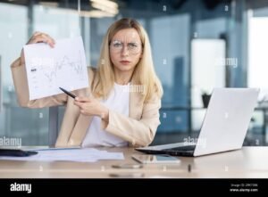 persona preoccupata davanti a computer con documenti