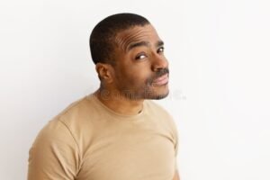 persona riflette con espressione dubbiosa