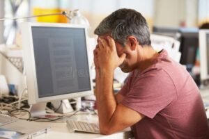 persona stressata davanti al computer schermata login facebook