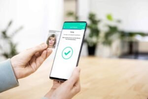 persona usa smartphone per autenticazione digitale
