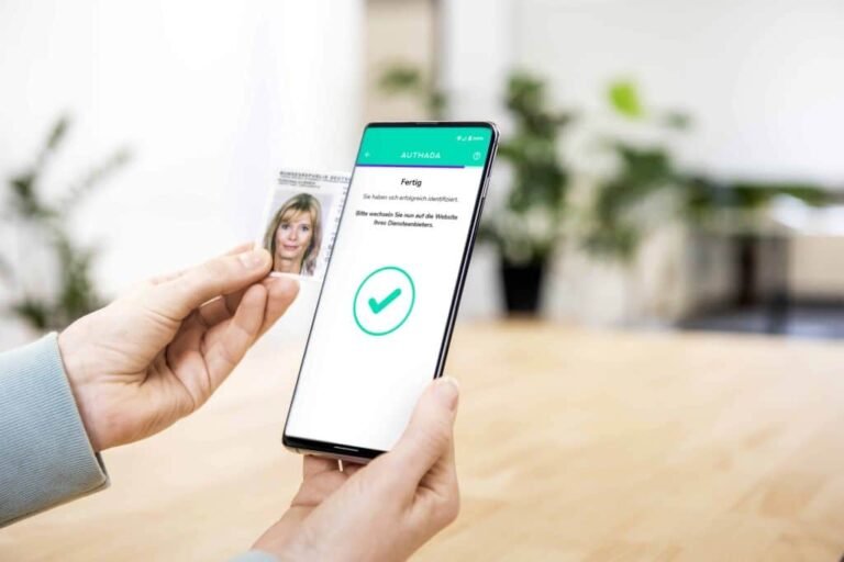 Come Si Apre Lo Spid E Quali Sono I Passaggi Necessari 2 persona usa smartphone per autenticazione digitale