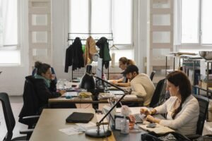 persone che collaborano in un ufficio moderno milano