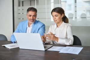 persone che consultano consulente finanziario insieme