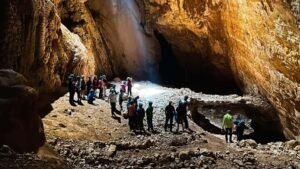 persone che esplorano musei e grotte in sardegna