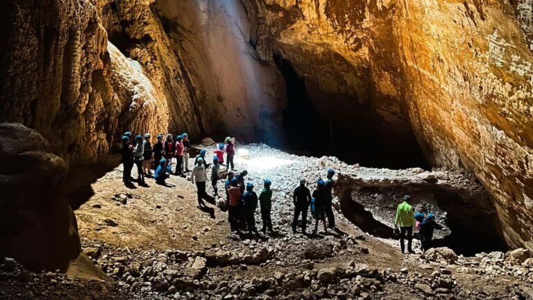 persone che esplorano musei e grotte in sardegna