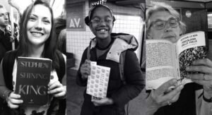 persone che scambiano libri in piazza milano