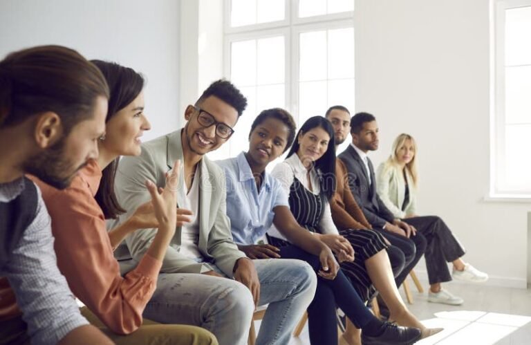 persone felici che discutono in ufficio moderno