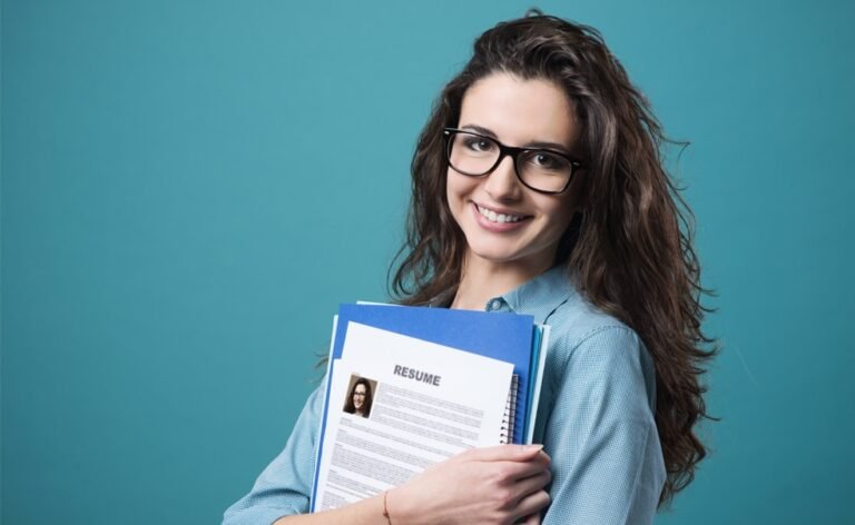 persone felici che inviano curriculum online