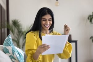 persone felici con documenti bancari in mano