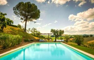 piscina privata immersa nella natura marchigiana