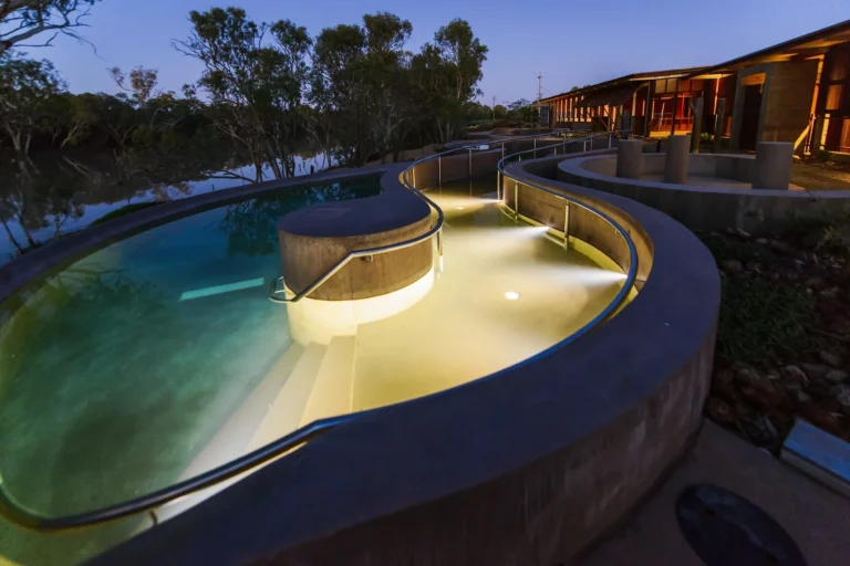 piscina termale immersa nel paesaggio naturale