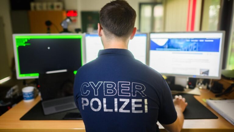 Come Segnalare un Tentativo di Phishing alla Polizia Postale 3 poliziotto informatico al computer con schermo phishing