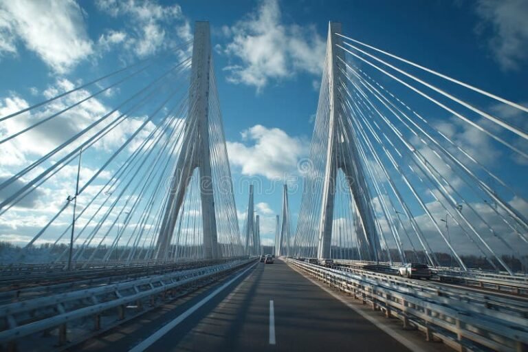 ponte moderno su fiume con cielo limpido