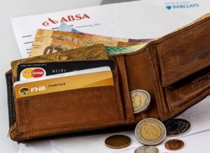 portafoglio aperto con carte di credito brillanti