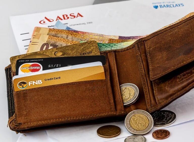 portafoglio aperto con carte di credito brillanti