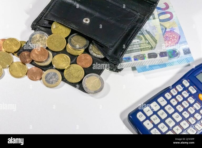 Come gestire lo stipendio per risparmiare e pianificare il futuro 2 portafoglio con banconote e monete accanto a calcolatrice