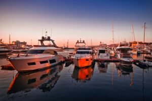 porti turistici con yacht e barche al tramonto