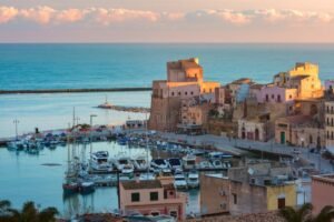 porto di castellammare del golfo al tramonto