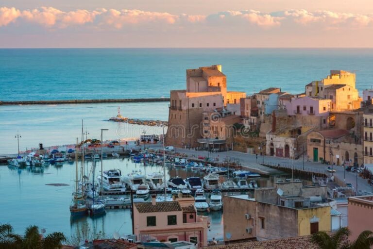 Come Trovare Lavoro a Castellammare del Golfo: Guida Pratica 1 porto di castellammare del golfo al tramonto
