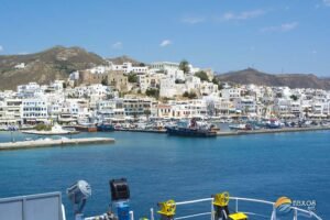 porto di naxos con traghetti e barche