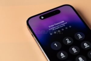 primo piano di un iphone con face id