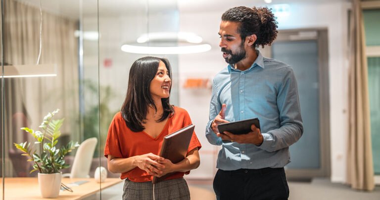 professionista hr in ufficio moderno e dinamico