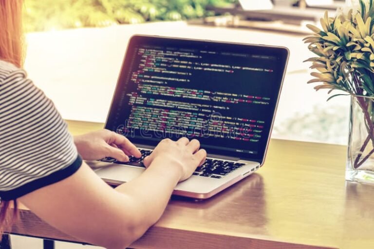 programmatore al lavoro con codice su schermo