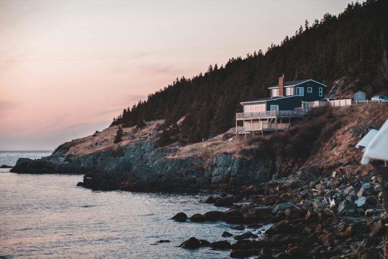 scogliera rocciosa con casa sul mare al tramonto