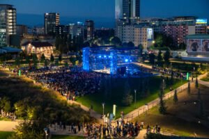 skyline di milano con palco concerto allaperto