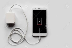 smartphone con cavo di ricarica collegato