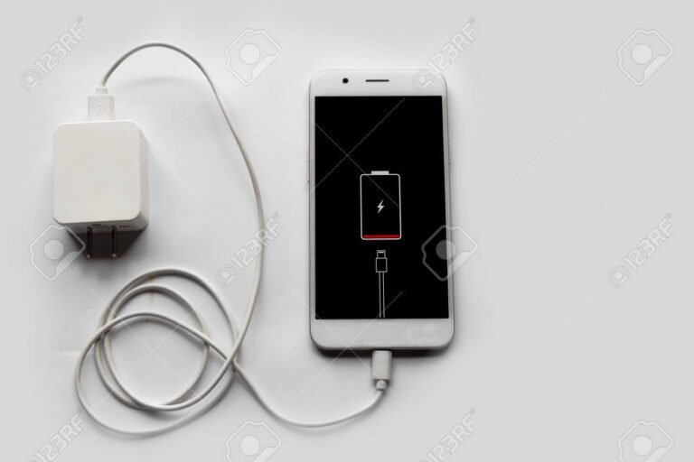 Come Ricaricare Uno Smartphone: Metodi Sicuri e Consigli Utili 3 smartphone con cavo di ricarica collegato